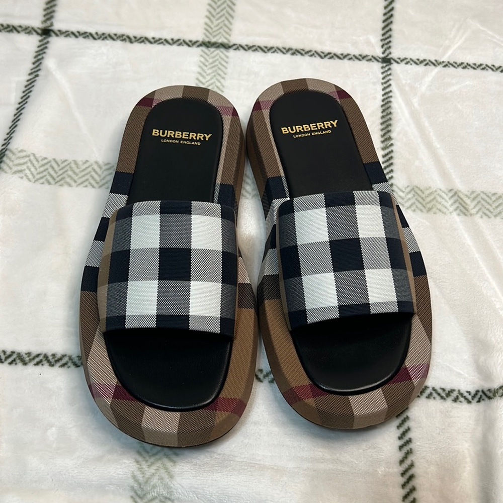 Burberry women’s slides size 9.5us (7uk, 40eur)